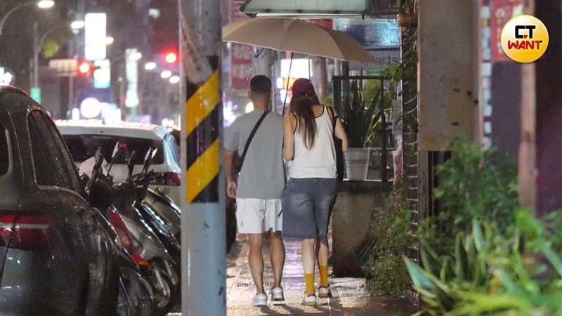 倪雅倫與男伴在路邊停好車時外面剛好下起雨，兩人共撐一把傘時倪雅倫很自然地挽著男方的手漫步雨中，氣氛浪漫。（圖／本刊攝影組）