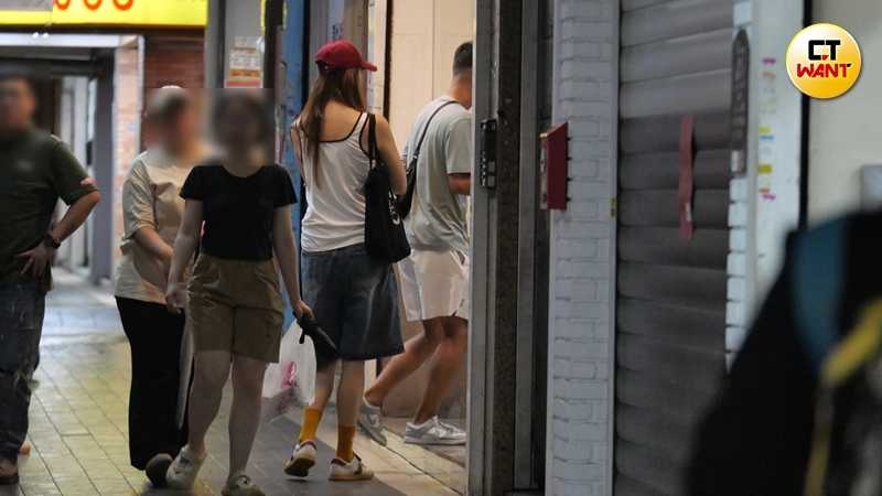 兩人走進一家熱炒店參加朋友聚會。（圖／本刊攝影組）