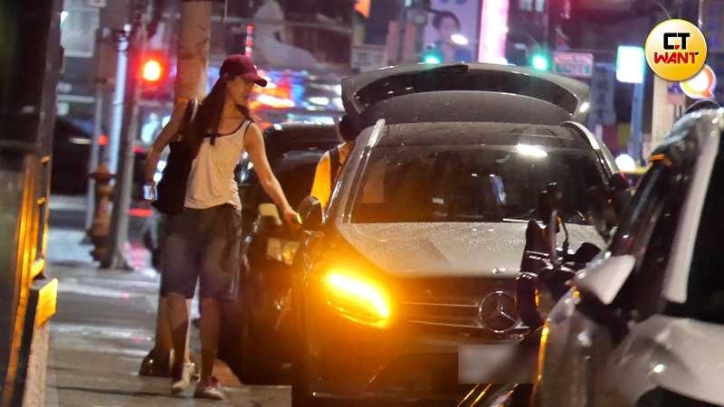 倪雅倫非常自然地上了男伴車子的副駕駛座，其他友人則坐後座。（圖／本刊攝影組）