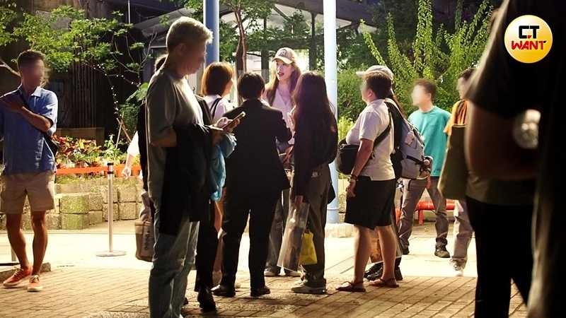倪雅倫和一群粉絲友人聊天，男方默默移到旁邊不打擾。（圖／本刊攝影組）