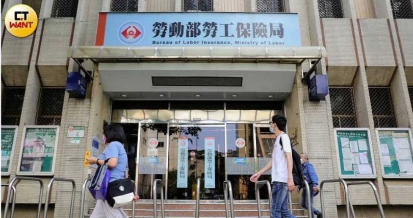 越南網站看準死亡津貼「商機」，公然販售假死亡證明，也讓雇主擔心移工福利恐淪為外籍黑市提款機，希望勞保局能嚴加審核。（圖／本刊資料照）