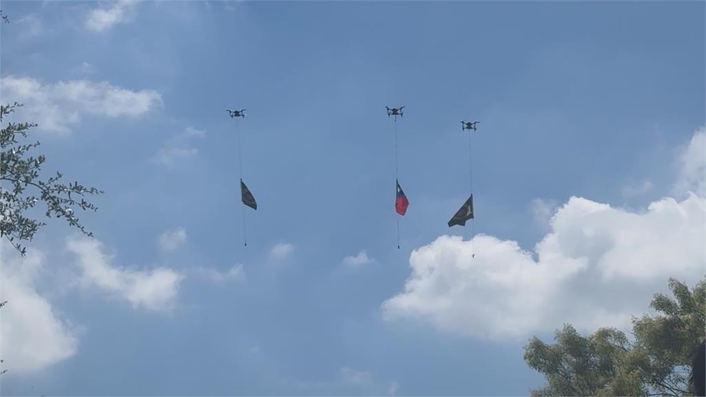 一起來挺國軍！全民國防教育中興大學登場　無人機載具掛國旗飛