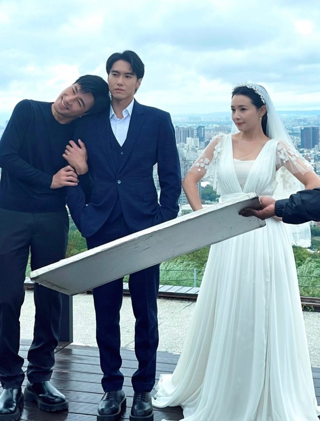 奔靈堂悼傅子純!《愛的榮耀》吳婉君路上遭大姐攔下「愛嘉!瑞德走了...」 兩人瞬間紅了眼眶