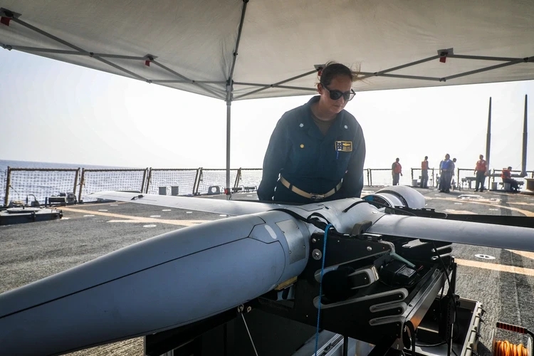 美國海軍在飛行作業前檢視艦上搭載的「彈性旋翼」（Flexrotor）無人機。（取自DVIDS）