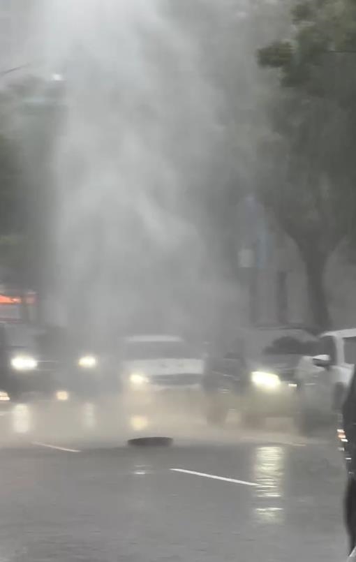 圖輯/台北狂淹大水!嚴重災情畫面一次看 多地水柱狂噴、大量污水覆蓋路面
