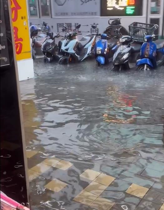 圖輯/台北狂淹大水!嚴重災情畫面一次看 多地水柱狂噴、大量污水覆蓋路面