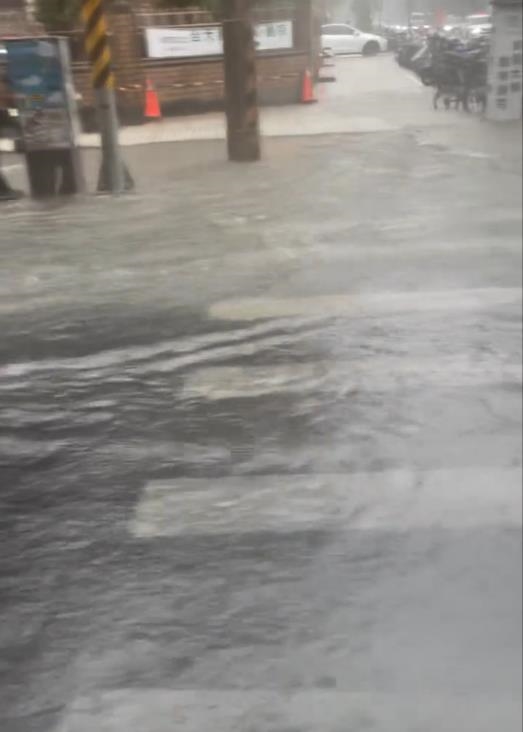 圖輯/台北狂淹大水!嚴重災情畫面一次看 多地水柱狂噴、大量污水覆蓋路面