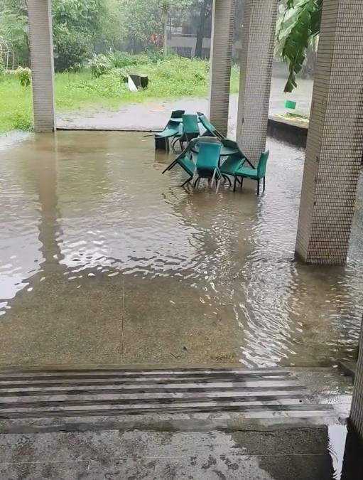 圖輯/台北狂淹大水!嚴重災情畫面一次看 多地水柱狂噴、大量污水覆蓋路面