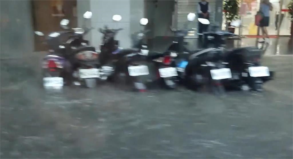 圖輯/台北狂淹大水!嚴重災情畫面一次看 多地水柱狂噴、大量污水覆蓋路面