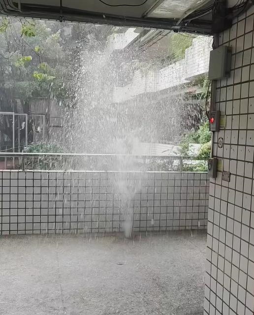圖輯/台北狂淹大水!嚴重災情畫面一次看 多地水柱狂噴、大量污水覆蓋路面