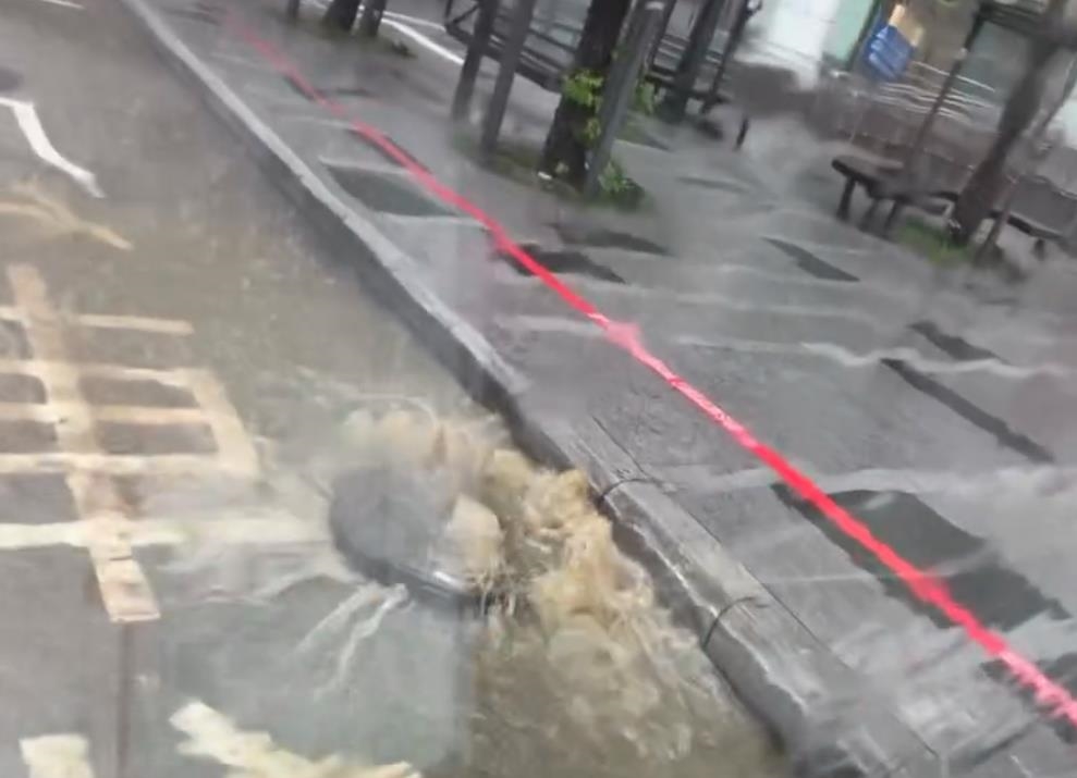 圖輯/台北狂淹大水!嚴重災情畫面一次看 多地水柱狂噴、大量污水覆蓋路面