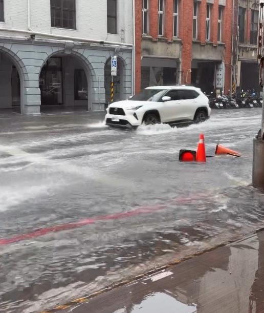 圖輯/台北狂淹大水!嚴重災情畫面一次看 多地水柱狂噴、大量污水覆蓋路面