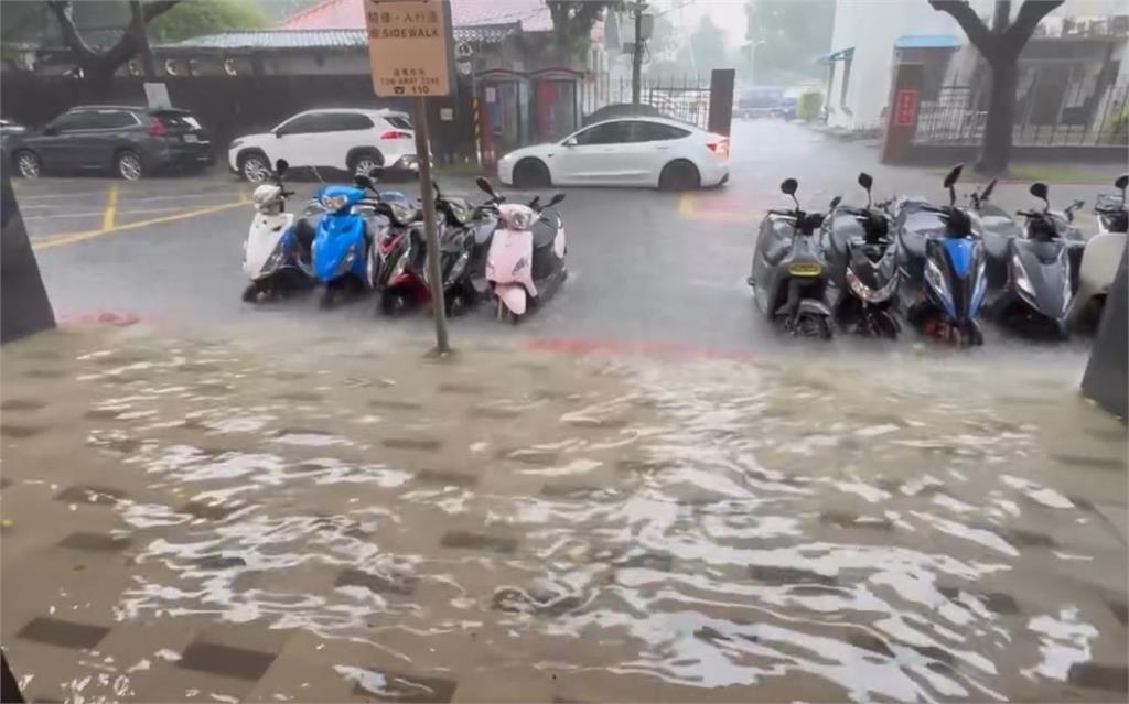圖輯/台北狂淹大水!嚴重災情畫面一次看 多地水柱狂噴、大量污水覆蓋路面