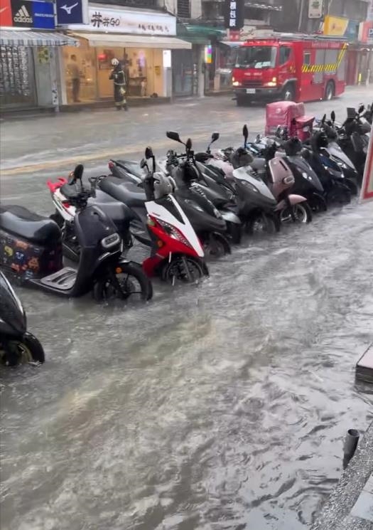 圖輯/台北狂淹大水!嚴重災情畫面一次看 多地水柱狂噴、大量污水覆蓋路面