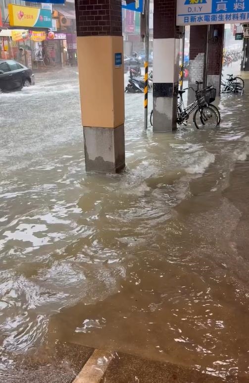 圖輯/台北狂淹大水!嚴重災情畫面一次看 多地水柱狂噴、大量污水覆蓋路面