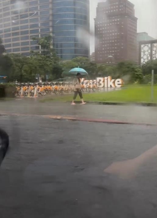 圖輯/台北狂淹大水!嚴重災情畫面一次看 多地水柱狂噴、大量污水覆蓋路面