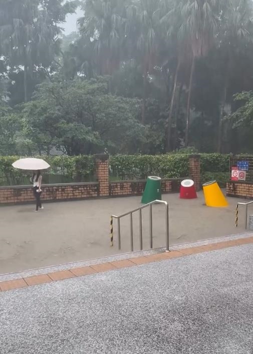 圖輯/台北狂淹大水!嚴重災情畫面一次看 多地水柱狂噴、大量污水覆蓋路面