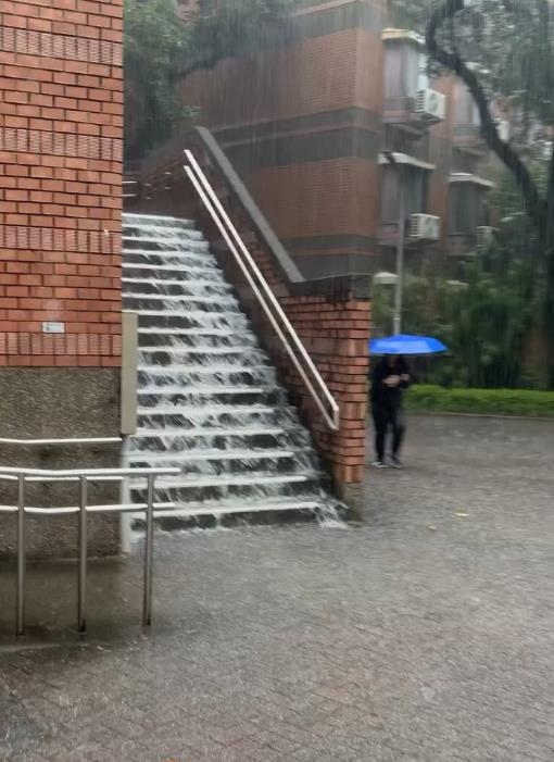 圖輯/台北狂淹大水!嚴重災情畫面一次看 多地水柱狂噴、大量污水覆蓋路面