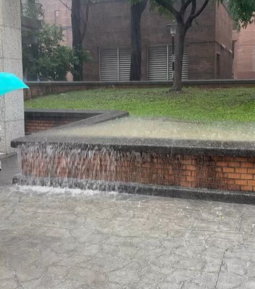 圖輯/台北狂淹大水!嚴重災情畫面一次看 多地水柱狂噴、大量污水覆蓋路面