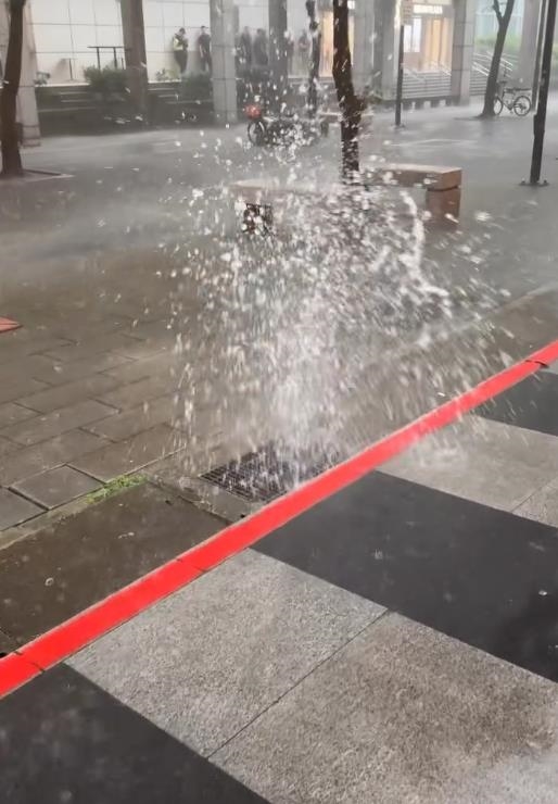 圖輯/台北狂淹大水!嚴重災情畫面一次看 多地水柱狂噴、大量污水覆蓋路面
