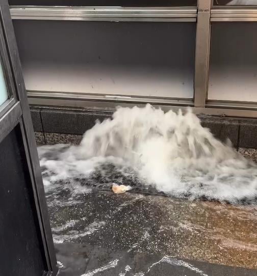 圖輯/台北狂淹大水!嚴重災情畫面一次看 多地水柱狂噴、大量污水覆蓋路面