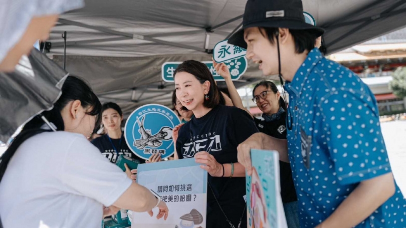中信金正計畫跟著台積電在鳳凰城設立分行，目前股價已近73元，圖中為中信金控總經理高麗雪（右二）出席台江生態友善推廣活動與現場民眾熱情互動，發揮永續金融影響。（圖／中信金提供）