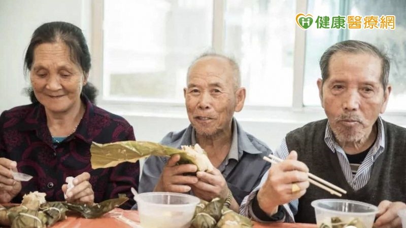 長輩吃粽子嗆咳難消化？營養師提「安全五守則」護長者開心過節