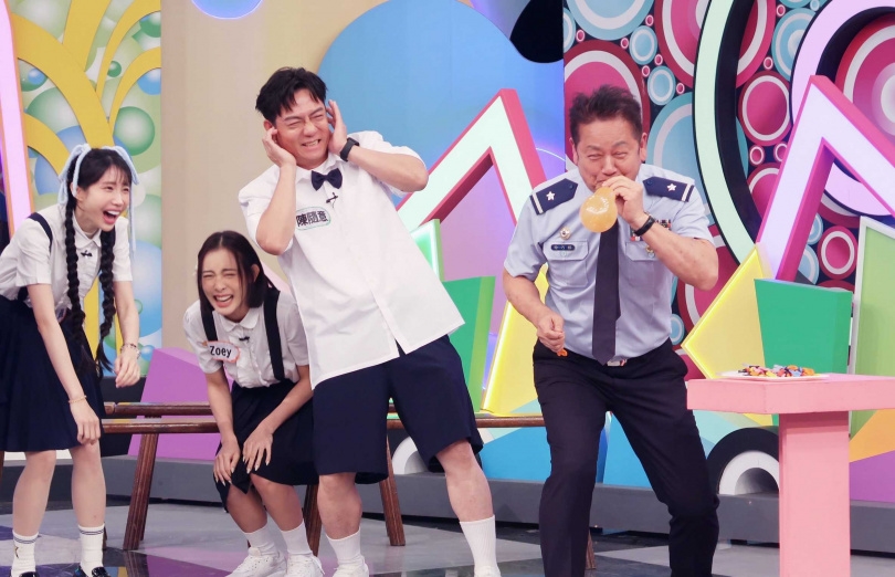 徐乃麟挑戰「吹氣球」吹到整臉脹紅。(圖/華視提供)