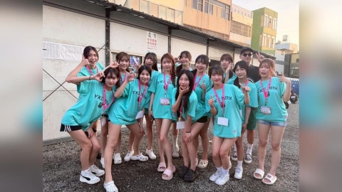 啦啦隊/洋基女孩挑戰「划龍舟」大秀美腿成鹿港焦點!初體驗花容失色「感覺快翻船」