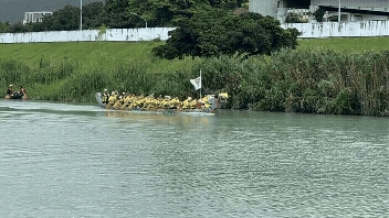 龍舟賽奪標手「雙腳懸空後翻」掉進水裡!鼓手秒轉身「代打」成功奪標