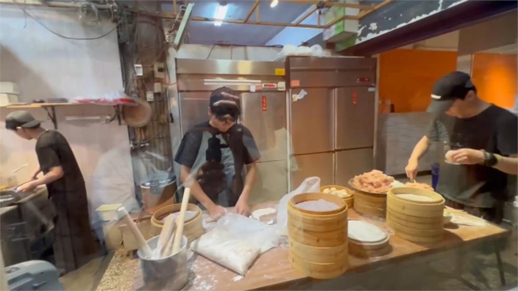 夜市美食／現點現做不怕你看　平價湯包剝皮辣椒風味超搶手