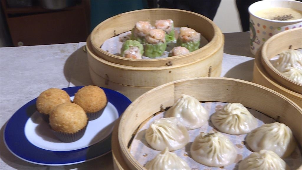 夜市美食／現點現做不怕你看　平價湯包剝皮辣椒風味超搶手