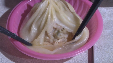 夜市美食／現點現做不怕你看　平價湯包剝皮辣椒風味超搶手