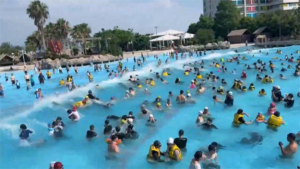 連假中南部天氣炎熱! 各地消暑景點吸引大批遊客