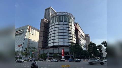 台中新光三越賣場疑「將糖粉誤灑成小蘇打粉」 消費者吃鬆餅身體不適送醫