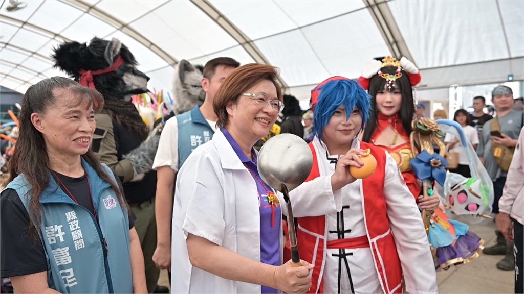 街頭變舞台!鹿港Cosplay踩街 王惠美扮成「他」來共襄盛舉