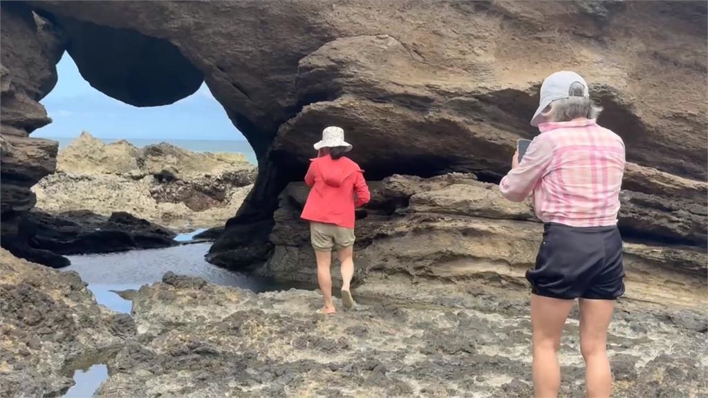 大自然鬼斧神工現天然海蝕洞 金樽漁港秘境「貓洞」遊客打卡