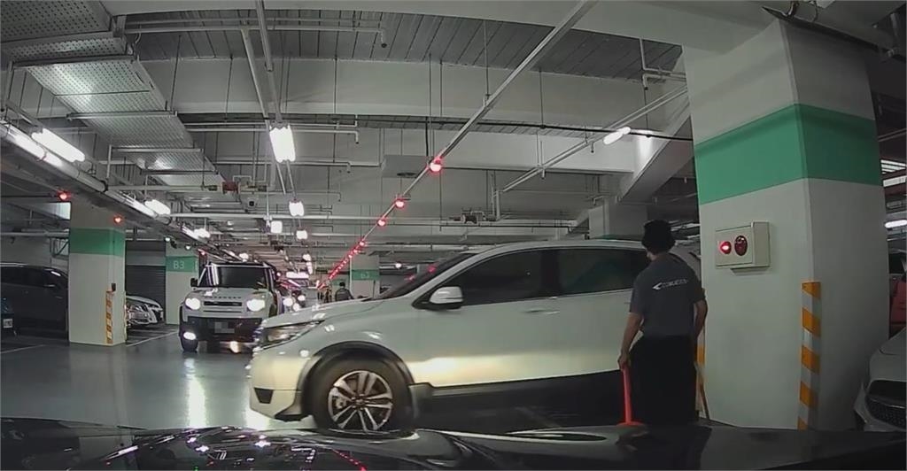還以為要釘孤支!台中2駕駛搶停車位…他搖車窗「秀出1手勢」結局神反轉