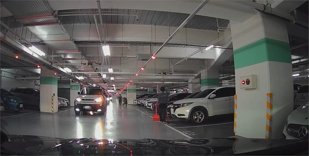 還以為要釘孤支!台中2駕駛搶停車位…他搖車窗「秀出1手勢」結局神反轉