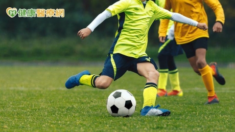 瘋足球小心「運動傷害」找上門 醫授正確「三溫暖冰熱敷」緩解痠痛