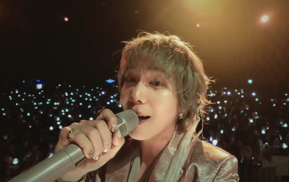 FTISLAND前夜快閃信義區!李洪基抱「它」飆高音 全場嗨翻