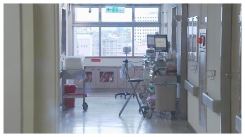 被外星人附身?男險被「左手失控掐死」…醫揭「神祕罕病」:比科幻還離奇