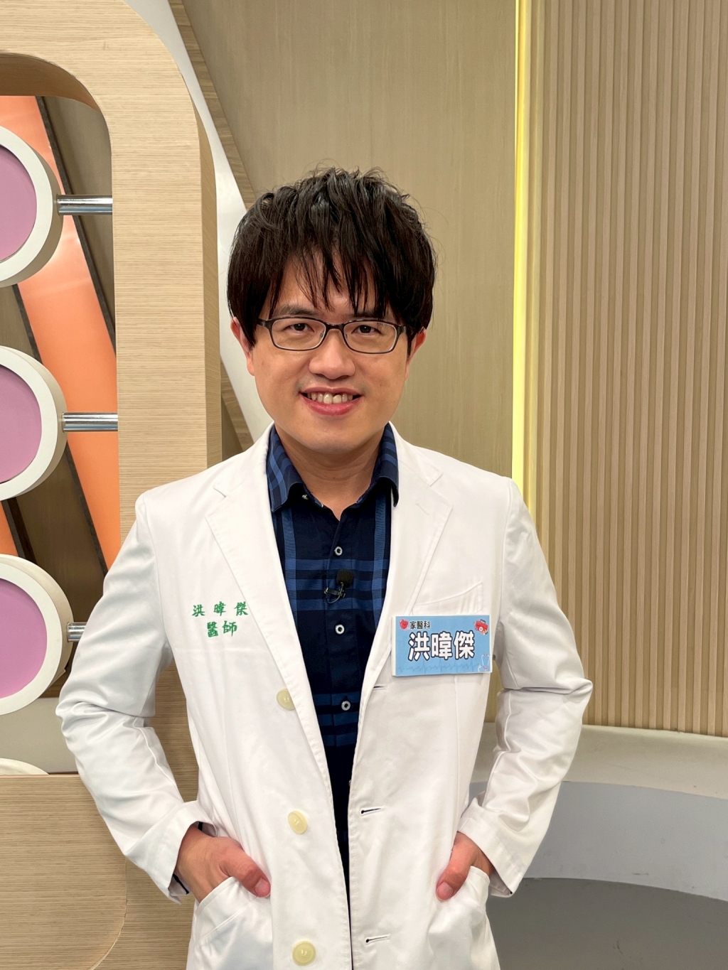 (影)／阿諾術後三天打麻將 眼睛腫到看不到天南地北？