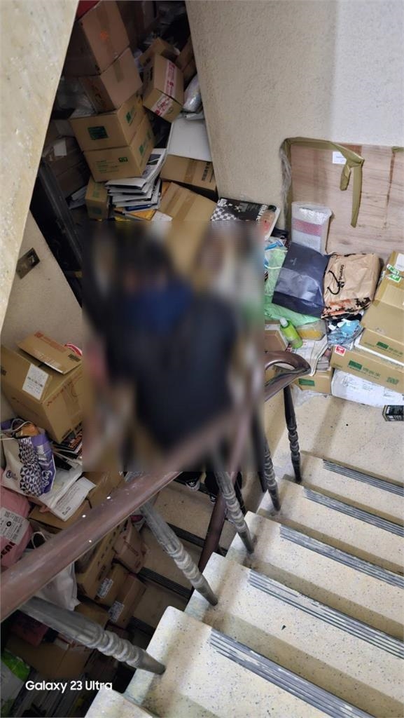 快新聞/割喉啦啦隊女神!52歲「狂粉阿北」啃老狂買100本寫真集 包裹堵樓梯間