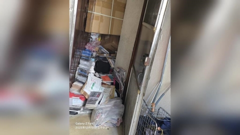 汶汶遭割喉!52歲「狂粉阿北」啃老狂買寫真集 堆滿家中樓梯畫面曝