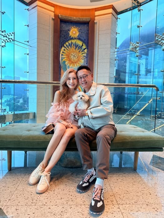 最美港姐李嘉欣56歲凍齡美貌太狂!粉色套裝秀長腿網喊:女神好美