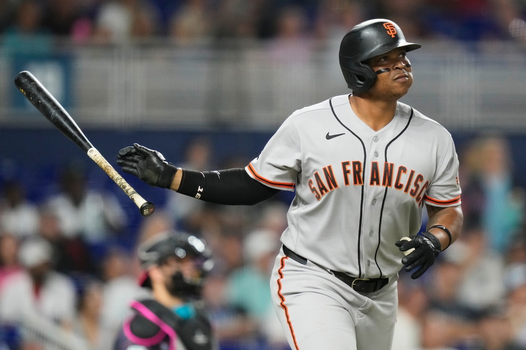 MLB(影)/巨人球星迪弗斯又不服從指示?九局保送上壘後不想被代跑換下場