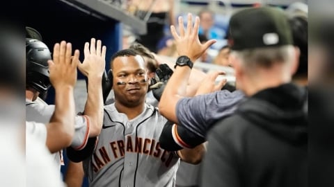 MLB(影)/巨人球星迪弗斯又不服從指示?九局保送上壘後不想被代跑換下場