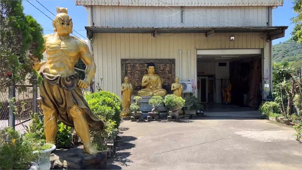 奇!神犬拖「仙鶴童子」逛大街 網笑稱:去遶境了