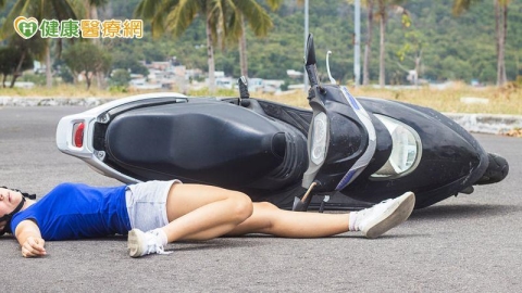 騎機車自摔「腦動脈瘤破裂」中西醫整合治療助順利出院